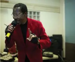  ?? JAE C. HONG/THE ASSOCIATED PRESS ?? Skid Row resident Vincent Washington, 63, launches into song for Karaoke Night at a church in one of America’s poorest neighbourh­oods.