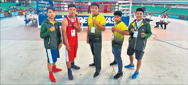  ?? Foto: cortesía de elvis castillo y archivo ?? • Desde la izq. están los luchadores Fredy Mashiant, Nicolás Naichap, Nixón Chamico, Arturo Naichapi y Jonathan Herrera, antes de competir.