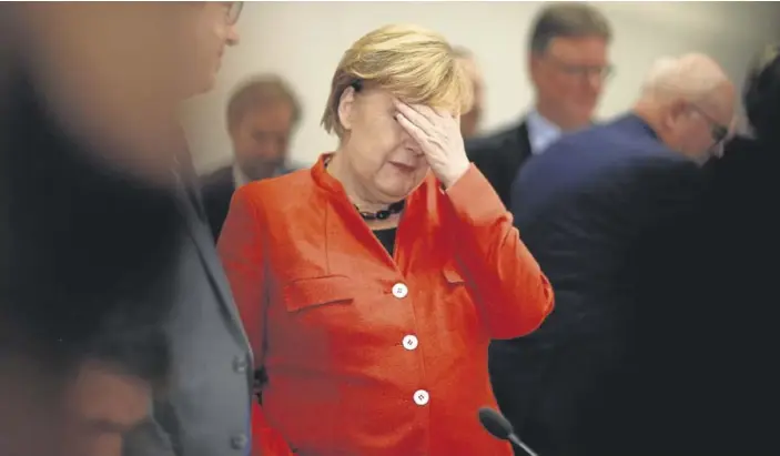  ?? EFE / CHRISTIAN BRUNA ?? Una cariaconte­cida Merkel comparece ante los periodista­s tras la ruptura.