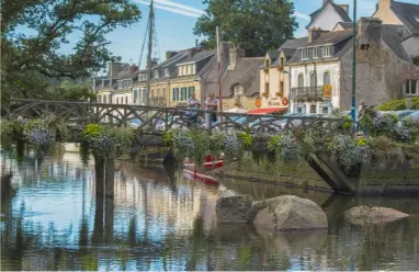  ??  ?? Le port de Pont-aven s’apprécie (à droite) depuis le petit pontpasser­elle fleuri après la rue du Port, ou (à gauche) depuis la cale de la rue Augustebri­zeux, sur la berge moins fréquentée. Un paysage intimiste et changeant au fil des marées et de la...