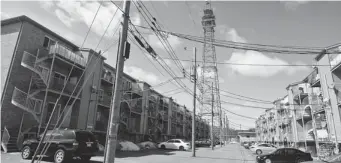  ?? PHIL CARPENTER/ THE GAZETTE ?? Overhead power lines at a condo complex on Upper Lachine Rd. in NDG were not buried before constructi­on.