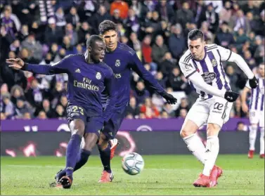  ??  ?? Mendy, con Varane detrás de él, tapona un disparo de Guardiola durante el partido de ayer.