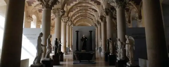  ?? AP FILE ?? HALL OF STATUES: The Michelange­lo gallery stands empty prior to the reopening of the Louvre on Monday.