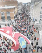  ??  ?? Les milliers de marcheurs ont pris d’assaut les rues du Vieux-québec.