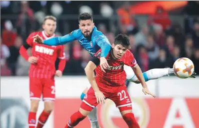  ?? REUTERS ?? Arsenal’s Olivier Giroud (blue) and Cologne’s Jorge Mere vie for a header during their Europa League match on Thursday.