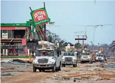  ?? FOTOS: AFP ?? Heute herrscht wieder reger Betrieb auf den Straßen von Gulfport, vor zehn Jahren konnte man dort nur mit Trucks fahren.