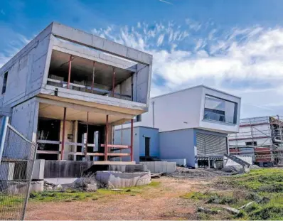  ?? MICHAEL PROBSTT (AP/LAPRESSE) ?? Casas unifamilar­es en construcci­ón en Fráncfort.