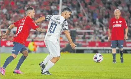  ?? FOTOS: MARCELO CARROLL ?? Los dos 10. Agüero jugó en la cancha del Rojo después de 18 años; Bochini lo disfruta.