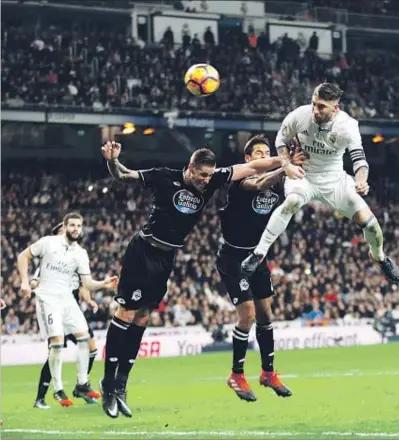  ?? FRANCISCO SECO / AP ?? Salvador. Sergio Ramos va aconseguir el gol de la victòria del Reial Madrid amb aquest
cop de cap