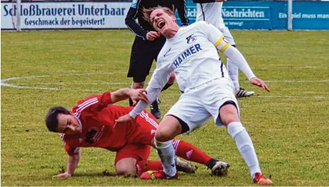  ?? Archivfoto: Michael Eberle ?? Weder beim SV Egg an der Günz (links Manuel Schedel) noch beim TSV Aindling (rechts Patrick Modes) läuft es in dieser Spielzeit so richtig rund. Im Kellerduel­l am Sonntag stehen beide Teams schon unter Druck.