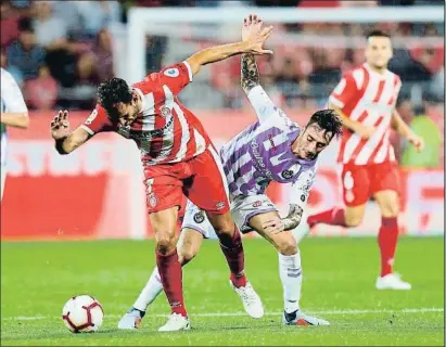  ?? ALEJANDRO GARCÍA / EFE ?? El delantero Stuani pugna por el dominio de una pelota con el central Fernando Calero