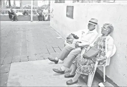  ??  ?? En imagen de archivo, una pareja en la plaza del Danzón, en la Ciudadela. En México, el sector de los adultos mayores de 65 años representa 7 por ciento de los habitantes ■ Foto José Antonio López