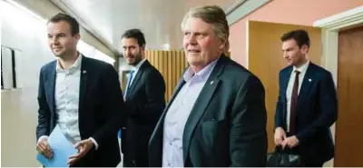  ?? FOTO: NTB SCANPIX ?? Hans Fredrik Grøvan og Kjell Ingolf Ropstad under en pause i budsjettfo­rhandlinge­ne. Tirsdag kveld kom de til enighet med regjerings­partiene.