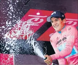  ?? LUK BENIES / AFP ?? Richard Carapaz supera con nota su primer día con la maglia rosa