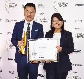  ??  ?? Megaworld Corporatio­n SVP Kevin Tan (left) presents the company’s award for Best Developer, the third consecutiv­e year that the company has won the award in the PropertyGu­ru Philippine­s Property Awards.