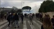  ?? (Photo Ma. D.) ?? La police décide de disperser les lycéens de Langevin à coups de grenades lacrymogèn­es.