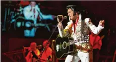  ?? Foto: SIC ?? Elvis Presley in seiner gesamten musikalisc­hen Vielfalt präsentier­t das Musical mit Livemusik und Zeitzeugen. Am 2. Januar 2018 gastiert es in Augsburg.