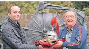  ?? FOTO: SABINE HANNA ?? St. Martin Engelbert „Berti“Jäger (rechts) mit Sven Hövelmann. Anfang der Woche wurden Helm, Mantel und Schwert überreicht.