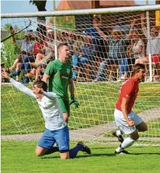  ?? Foto: Karl Aumiller ?? Patrick Jung (rechts) dreht zum Torjubel ab – der Kicklinger 2:2 Ausgleich gegen die SSV Dillingen. Am Ende hatte aber doch der Gast die Nase vorne.