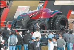  ??  ?? AVANCE. El tractor autónomo, la gran atracción. Farmquip puso a disposició­n todos sus instalacio­nes galvanizad­as para ganadería.