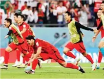  ?? EFE ?? Jugadores de Corea celebran su pase a octavos.