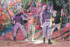  ?? ?? Policías de El Salvador realizan controles aleatorios. (AFP)