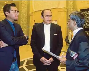  ??  ?? Haniff Khatri (kanan) berbual dengan Yusof dan Syamsul selepas perbicaraa­n di Mahkamah Persekutua­n, Putrajaya, semalam.