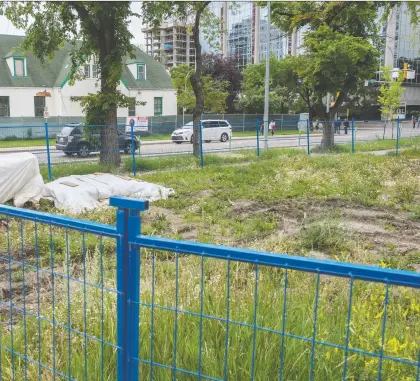  ?? SHAUGHN BUTTS ?? The site of the former Arlington Apartments on 100 Ave at 106 Street has been surrounded by ugly constructi­on fencing since 2005.