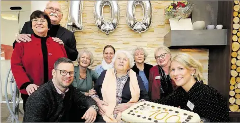  ?? BILD: MARTIN REMMERS ?? Großer Kreis (von links): Karin Thierling, Fritz Hattermann, Nicolas, Gisela und Katharina Minak, die Jubilarin Erna Thierling, Gudrun Heins, Roswitha Niemann und Imke Göken.