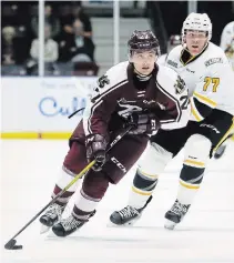  ?? MARK MALONE SARNIA OBSERVER/POSTMEDIA NETWORK ?? The Peterborou­gh Petes’ Brady Hinz, left, scored the game-tying and game-winning goals in a win over Kingston recently.