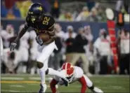  ?? RAYMOND THOMPSON — THE ASSOCIATED PRESS ?? West Virginia wide receiver Dominique Maiden (82) beats Youngstown State cornerback Bryce Gibson (7) on his way to a touchdown during the second half of an NCAA college football game Saturday in Morgantown, W.Va.