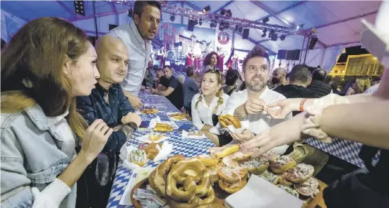  ?? Foto: David Revenga ?? Brezn, Haxn, Wurst und Sauerkraut kommen bei Spaniern gut an – und Bier sowieso.