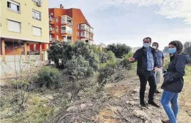  ?? BELLIDO ?? El cauce está inacabado desde hace años, después de que el agente urbanizado­r acometiera solo una parte.