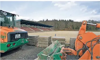  ?? FOTO: JÖRG KNAPPE ?? Derzeit wird das Stadion am Hohen Busch modernisie­rt. Sollte künftig über den Verkauf der Namensrech­te nachgedach­t werden, könnte es Probleme geben, weil das Stadion von mehreren Vereinen genutzt wird.