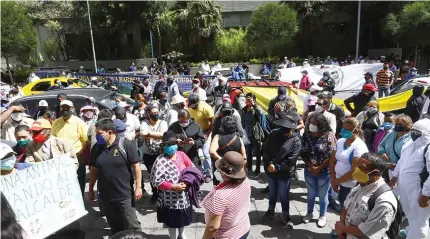  ??  ?? EJEMPLO. Una de las últimas aglomeraci­ones que se dio en Quito, cuando simpatizan­tes del alcalde Jorge Yunda llegaron a Fiscalía. (Foto API)