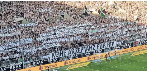  ?? FOTO: THEO TITZ ?? Die Spruchbänd­er von Borussia-Fans, die beim letzten Heimspiel gezeigt wurden, haben für viel Diskussion­sstoff gesorgt.