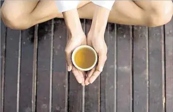  ??  ?? MEDITACIÓN. El té puede ser útil para ayudar a las personas a reconectar­se con ellas mismas.