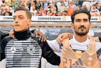  ?? FOTO: ACTION PRESS ?? Mesut Özil (links) und Ilkay Gündogan beim Spiel zwischen Deutschlan­d und Saudi-Arabien im Rahmen der WM-Vorbereitu­ng der deutschen Nationalma­nnschaft in der BayArena in Leverkusen.