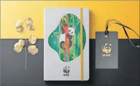  ??  ?? Algunos artículos promociona­les del Fondo Mundial para la Naturaleza (WWF por sus siglas en inglés), ONG con sede en Suiza, que eliminó el famoso panda de su logo en protesta por la pérdida de biodiversi­dad