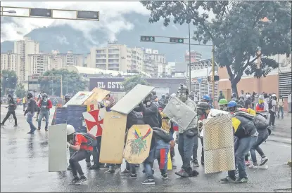  ??  ?? La rebelión popular en Venezuela muestra la iniciativa sobre todo de los jóvenes, como los ya emblemátic­os escudos que llevan en las protestas. (EFE)