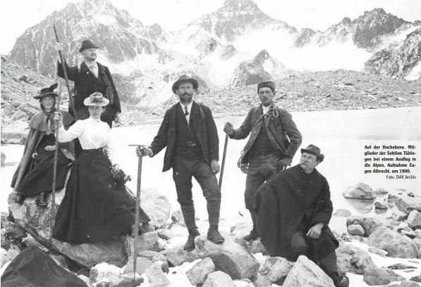  ??  ?? Auf der Hochebene. Mitglieder der Sektion Tübingen bei einem Ausflug in die Alpen, Aufnahme Eugen Albrecht, um 1900.
Foto: DAV Archiv