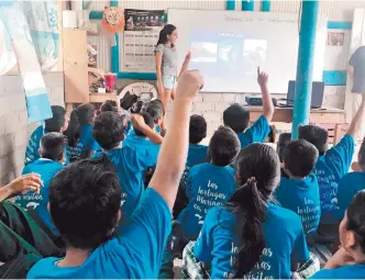  ??  ?? PROCESO. En la temporada de anidación, el fondo trabaja con nueve primarias. Los niños son los que pueden ir cambiando los hábitos de no consumir y proteger a las tortugas.