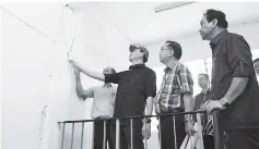  ??  ?? From left, Yong, Teo, SJK(C) Chung Hwa Likas Board of Governors chairman Datuk Chin Shu Ying and Michael inspect the cracks on the building at SJK(C) Chung Hwa.