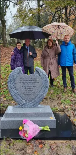  ?? ?? MEMORIAL: Penistone West Couns Hannah Kitching, Mandy Lowe-Flello, David Greenhough and Richard Galliford.