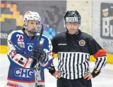  ?? FOTO: PRIVAT ?? Der 20- jährige Marius Breuer ( links, während eines Regionalli­gaspiels im Gespräch mit dem Schiedsric­hter) wechselt vom EV Ravensburg zum EV Lindau in die Eishockey- Oberliga.