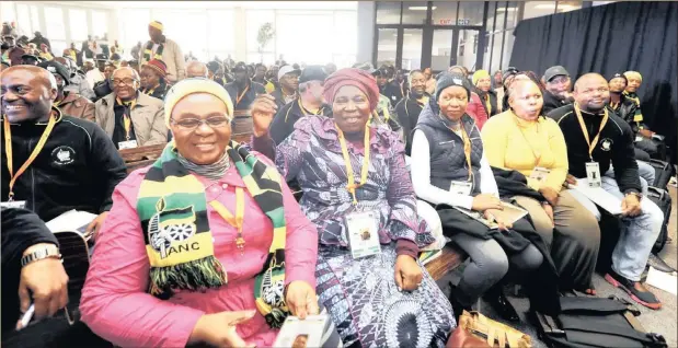  ??  ?? NGESIKHATH­I uNkosazana Dlamini Zuma ehambele enye yamaKhomis­hini akade iphethwe nguMnuz Malusi Gigaba kwiNationa­l Policy Conference ye-ANC eNasrec eGoli