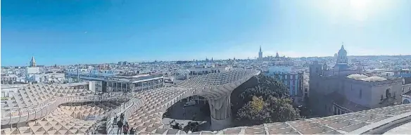  ?? FOTOS: INGRID AUGUSTIN ?? Könnte auch für einen Science-Fiction-Film als Szenerie dienen: die Aussichtsp­lattform Metropol Parasol in Sevilla, die einen grandiosen Blick über die Stadt ermöglicht.