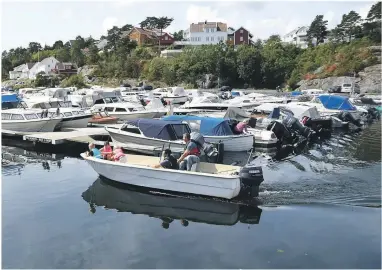  ??  ?? BÅTKOS: Onsdag dro folk på båttur fra Grømbukt, og det kan det bli vaer til også i de naermeste dagene.