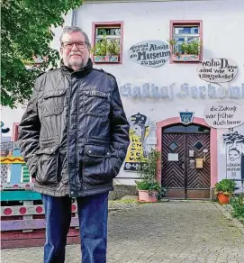  ?? ?? Wolfram Wagner vor dem Gasthof Serkowitz in Radebeul. Der Ingenieur hat eingehend zur Geschichte des heutigen Lügenmuseu­ms recherchie­rt. Eine Ansichtska­rte des Gasthofs auf dem Jahr 1899 (oben re.). Der Schlussste­in am Gasthof (Mitte). Der Gasthof im Jahr 2015. Damals war das Lügenmuseu­m bereits eingezogen (unten).