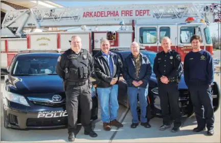  ?? WILLIAM HARVEY/TRILAKES EDITION ?? Kenneth “Sandy” Sandifer, center, and Raouf Halaby, second from left, are among those planning the Clark County Public Safety and Emergency Personnel Appreciati­on Dinner for Jan. 21 at the Arkadelphi­a Recreation Center. Representi­ng some of the...